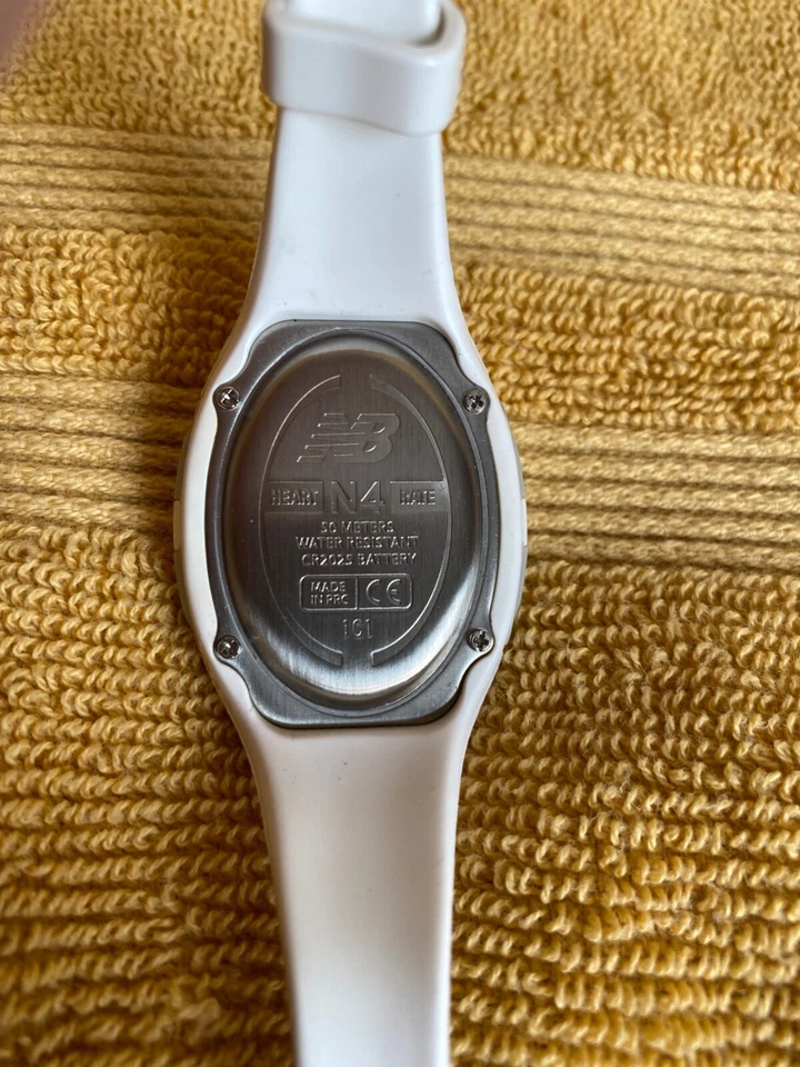 NEW BALANCE N4 MONITOR DE FRECUENCIA CARDÍACA DISEÑADO PARA MUJER Blanco Perla Necesita Batería Foto 2 de 4