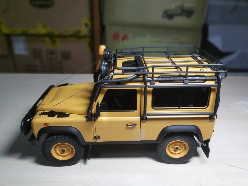Kyosho Land Rover Defender 90 Yellow 1:18 Model Car - Immagine 2 di 4
