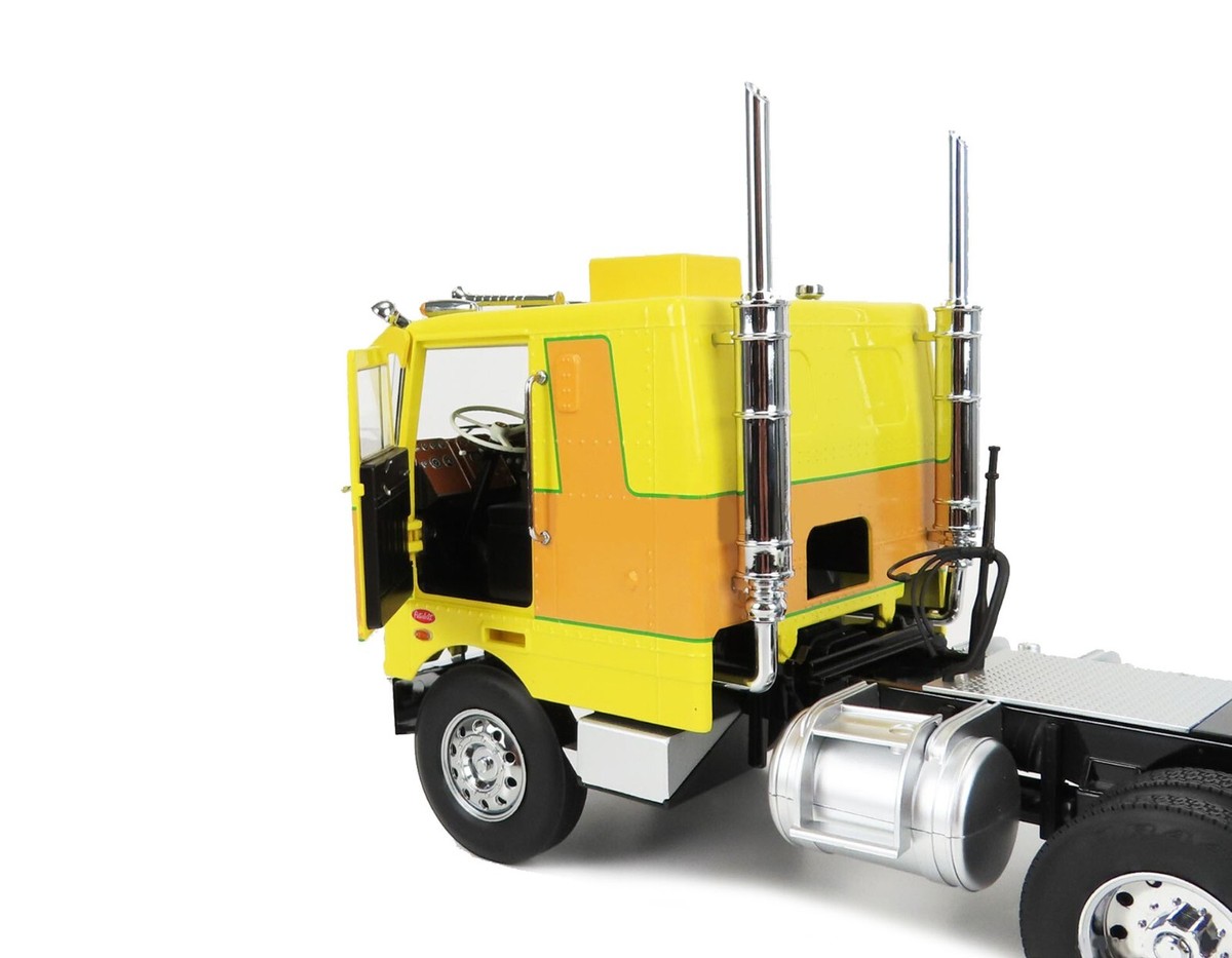 1977 PETERBILT 352 PACEMAKER TRUCK YELLOW 1:18 SCALE BY ROAD 1977 PETERBILT 352 PACEMAKER TRUCK YELLOW 1:18 SCALE BY ROAD