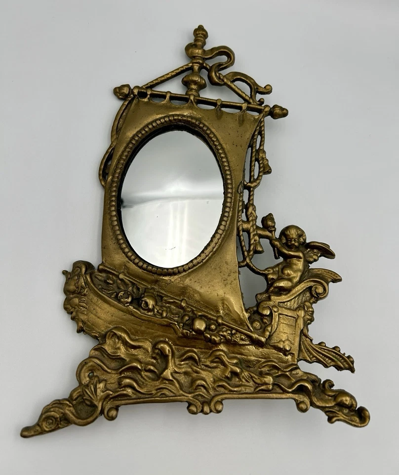 Antiguo espejo ovalado de latón estilo renacentista francés con barco y querubín Foto 4 de 4