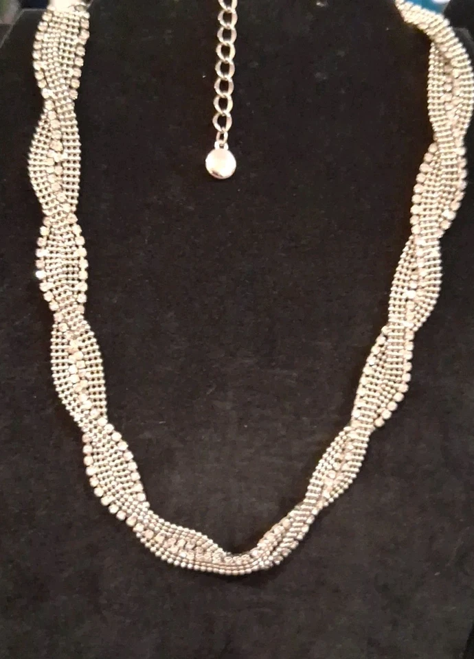 Cadenas trenzadas Alfani de malla y diamantes de imitación en tono plateado, collar de 17 pulgadas Foto 3 de 4