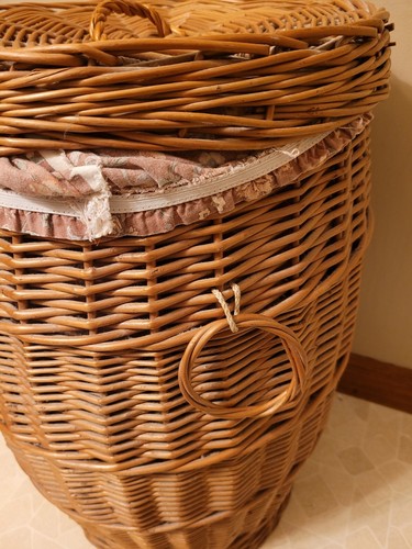 Large 23" x 14" Woven Wicker Laundry Basket Hamper with Cloth Bags and Lid - 第 6/17 張圖片