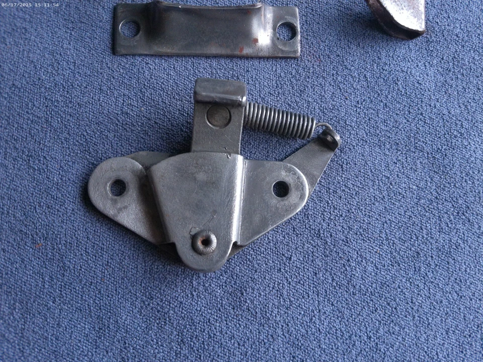 ALFA ROMEO GIULIETTA / GIULIA ARAÑA Usado Lote de 5 PIEZAS PESTILLO CAPÓ Foto 3 de 4