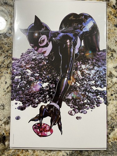 Catwoman #39 VIRGIN Sozomaika White Variant NM 2nd Printing - Picture 2 of 3