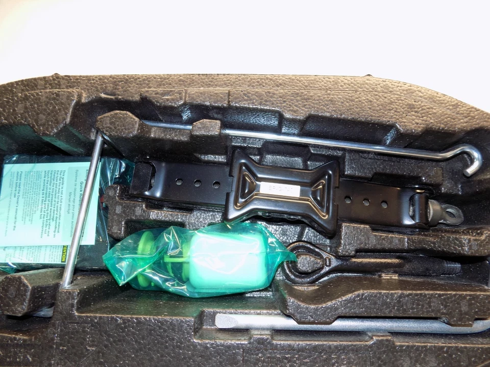2017-2018-2019 TOYOTA MIRAI SEDAN EMERGENCY JACK AND TOOLS W/ BOX 75201-62010 - Image 3 of 4
