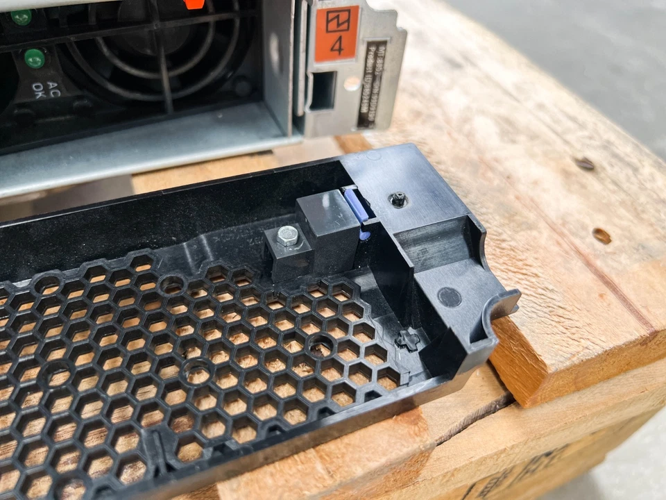 IBM BladeCenter H Enclosure 8852-4TM  with 11x HX5  Blades 2x46C7194 10Gb - Image 3 of 4