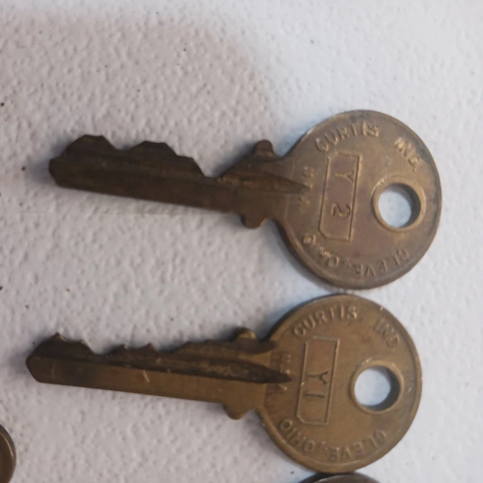 5 collectible Keys vintage Curtis IND. CLEVELAND OHIO Y1, Y2, SA1 brass 1920-40s - Image 2 of 4