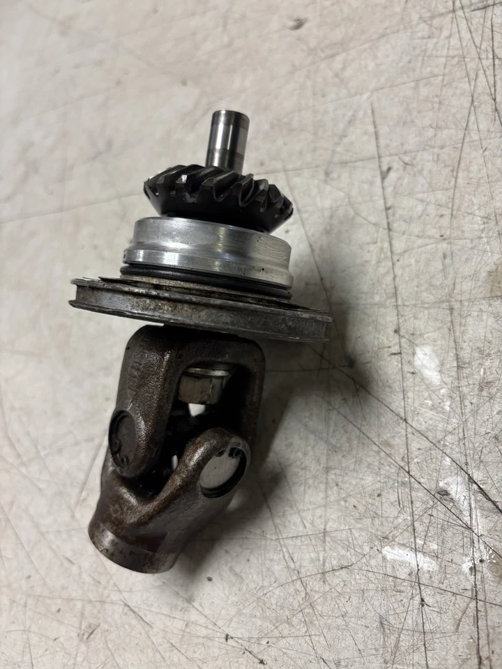 1990 Yamaha Moto 4 Champ 100 U Joint And Bevel Gear - Imagem 2 de 3