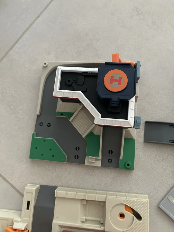 MICRO MACHINES GALOOB Lotto 7 Macchinine Mini Car + 3 Edifici - Vintage - Immagine 4 di 4