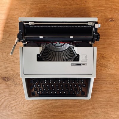 Vintage 70er Jahre Olivetti Dora. Funktionstüchtig. Top Zustand Neues Bi-Chrom Band.