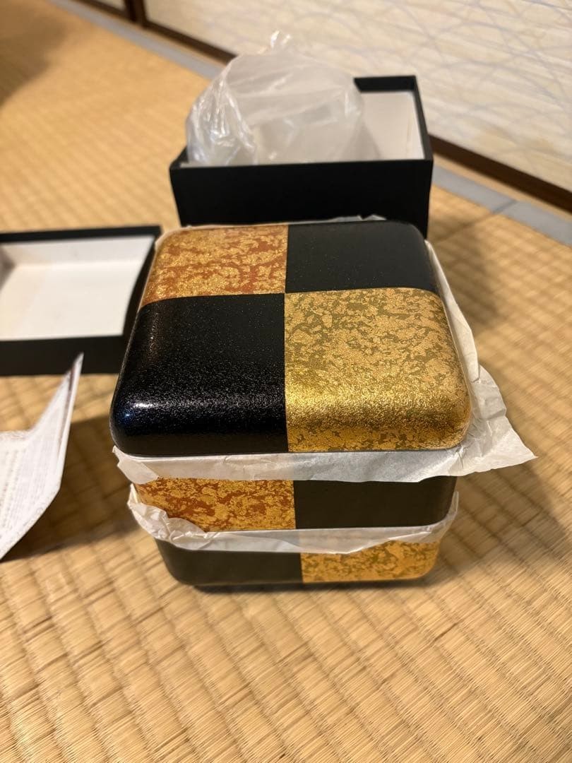 Caja Bento de laca negra y dorada de 2 niveles, Kanazawa, Japón, usada
