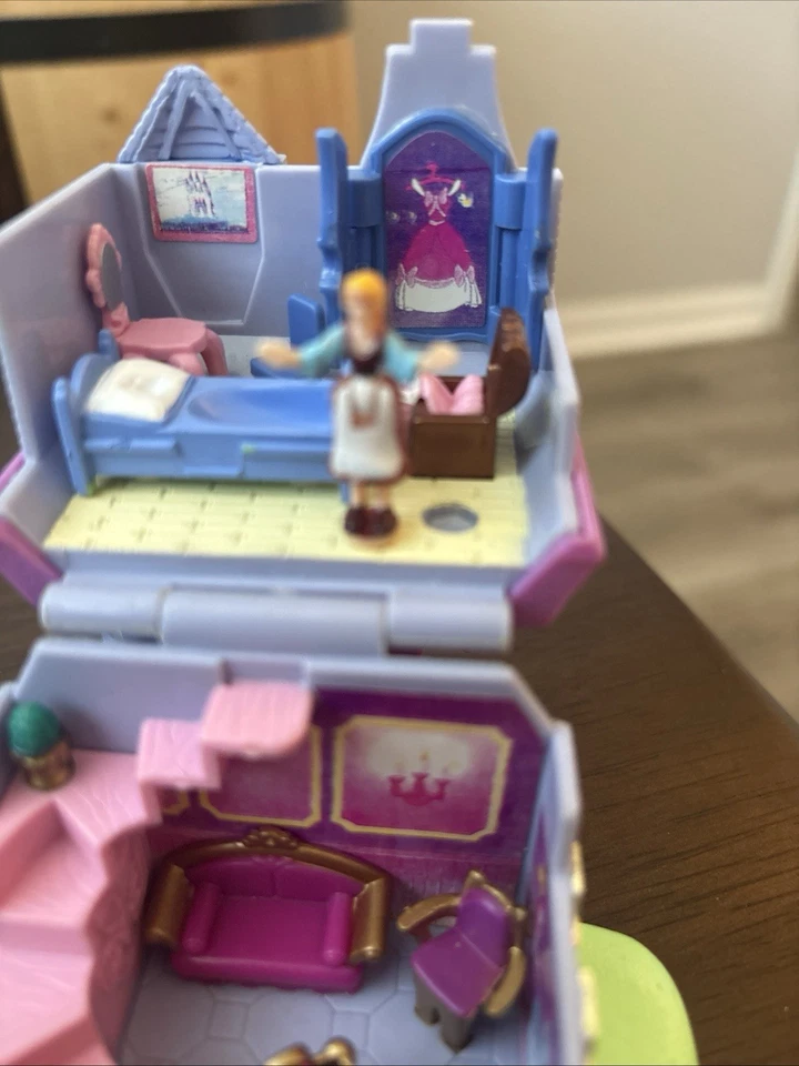 Castillo de colección Bluebird Polly Pocket Disney Magic Kingdom con tren y 8 figuras Foto 4 de 4