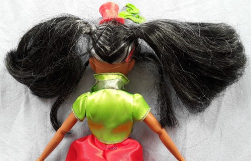 1x Disney Descendants Puppe Freddie Doll Neon Lights Ball Isle of the Lost - Bild 12 von 16