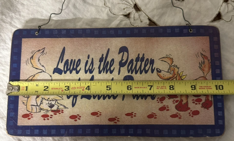 Letrero de madera vintage “Love Is The Patter Of Little Paws” MCM Farmhouse Foto 4 de 4