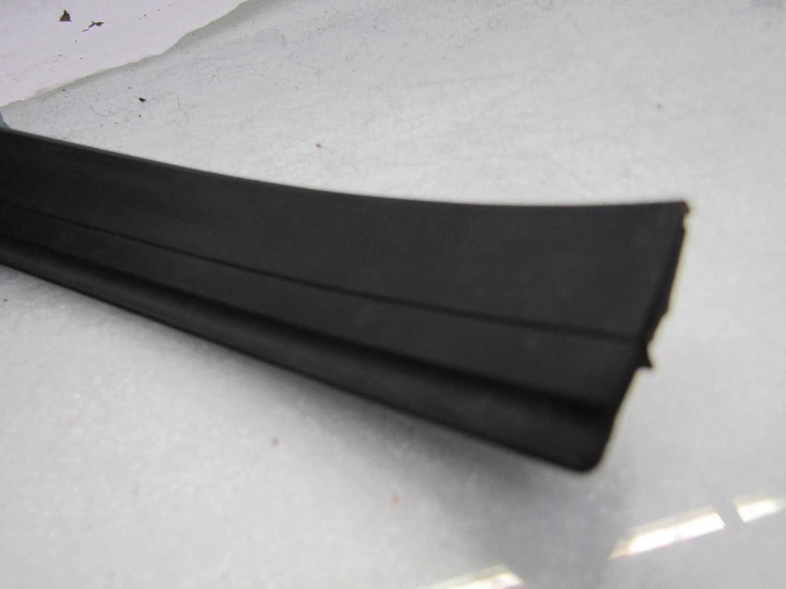 Jeep Grand Cherokee WJ LH left rear side quarter glass window rubber