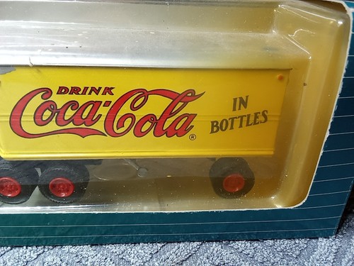 XX633 Coca-Cola 1:64 Mack "Coca Cola" confezione originale 3/2 semirimorchio valigia veicolo vintage nuovo ov - Foto 5 di 14