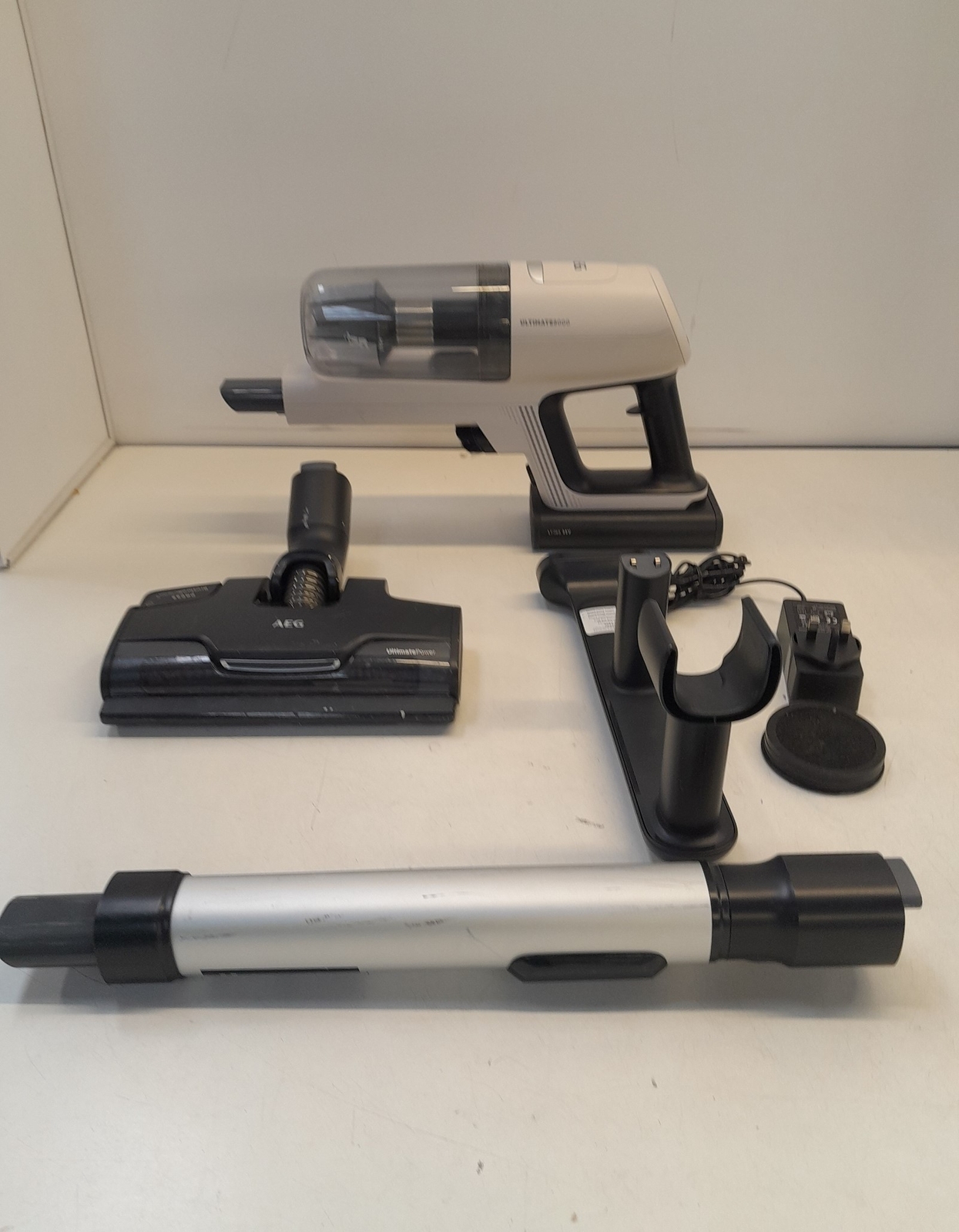 AEG 8000 Series Cordless Vacuum Cleaner White (Dirty/Scuffed/Missing