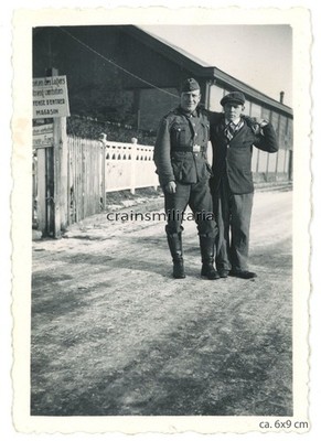 Orig. Foto Soldat mit Bevölkerung bei Lager in L'AIGLE Normandie Frankreich 1940
