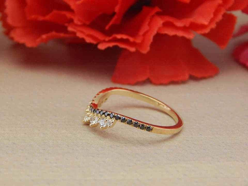 Anillo banda curva de diamantes negros simulados de corte redondo de 1 quilate enchapado en oro amarillo de 14 K Foto 2 de 4