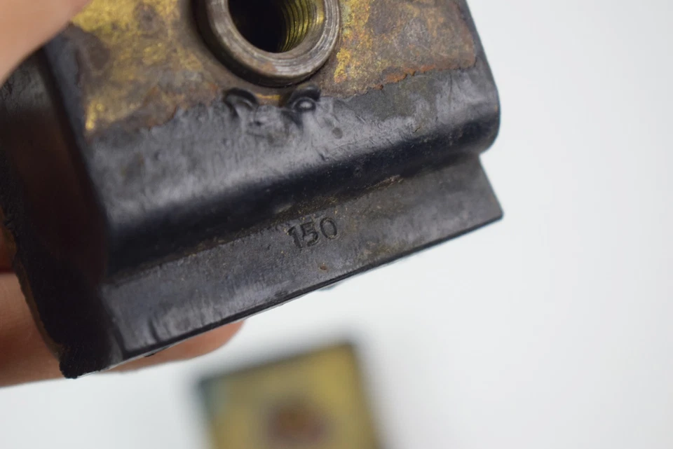 Комплект из 2 винтажных резиновых креплений двигателя GMC 150  - Изображение 3 из 4