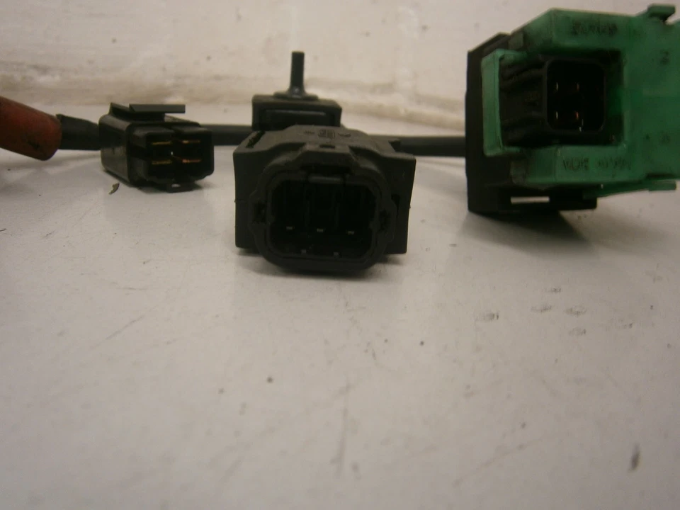 Suzuki DL1000 V-Strom 2002 Starter Solenoid & Relays & vacuum sensor  11-20 - Image 3 of 4