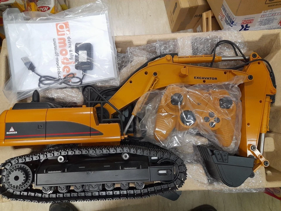 DF Models 1580 RC Escavatore Vale MT 1/16 - Immagine 2 di 3