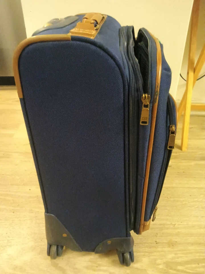 Maleta giratoria Tommy Hilfiger azul marino poliéster Logan 21' lado blando  Foto 3 de 4