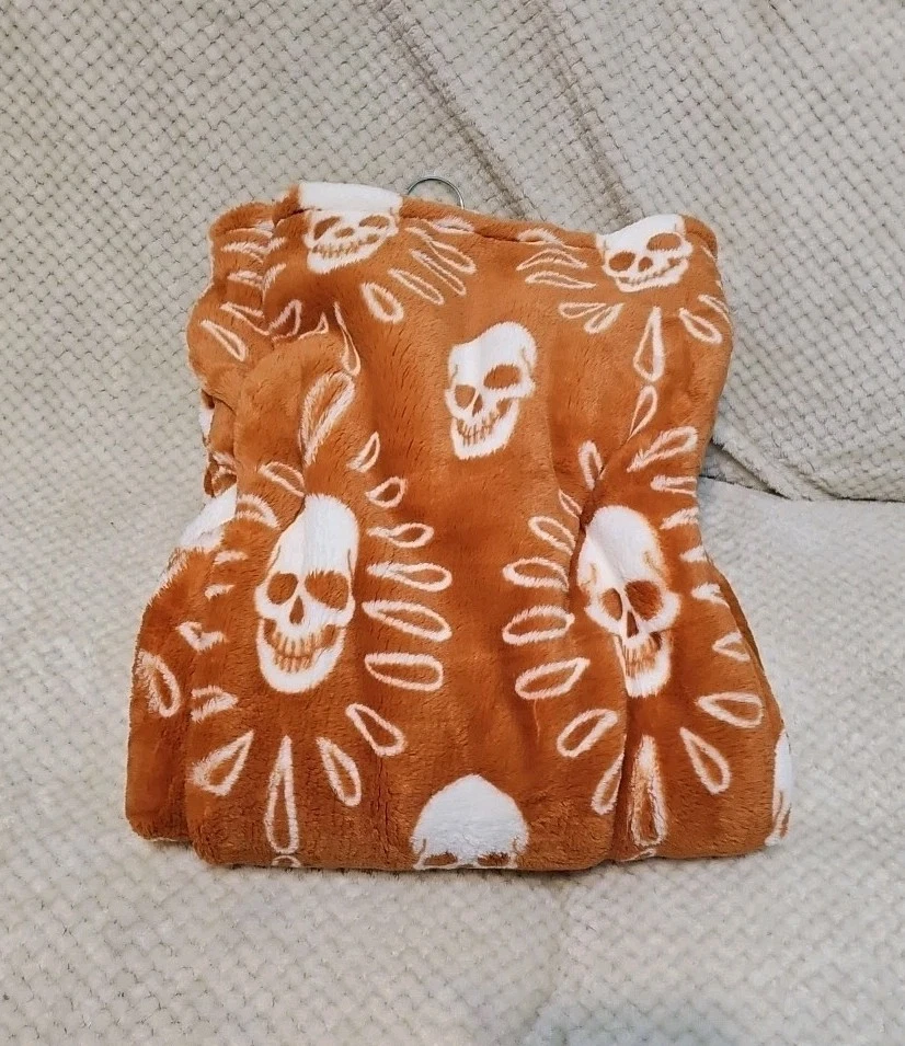 MANTA POLAR LOFT ESTAMPADA CALAVERA THRO HOME STEFAN 50" X 70" MARRÓN BEIGE NUEVA CON ETIQUETAS Foto 4 de 4