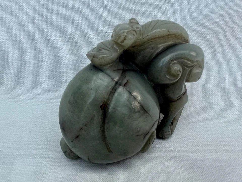 Fine 20th Century Chinese Celadon Jade Carving of a Bat On A Peach. - Image 4 of 4