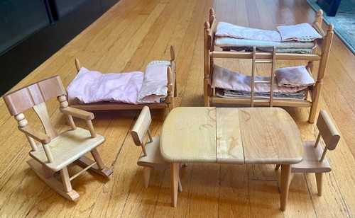 Strombecker Puppenhausmöbel: Wippe, Etagenbetten, Tisch & Stühle, Himmelbett - Bild 1 von 23