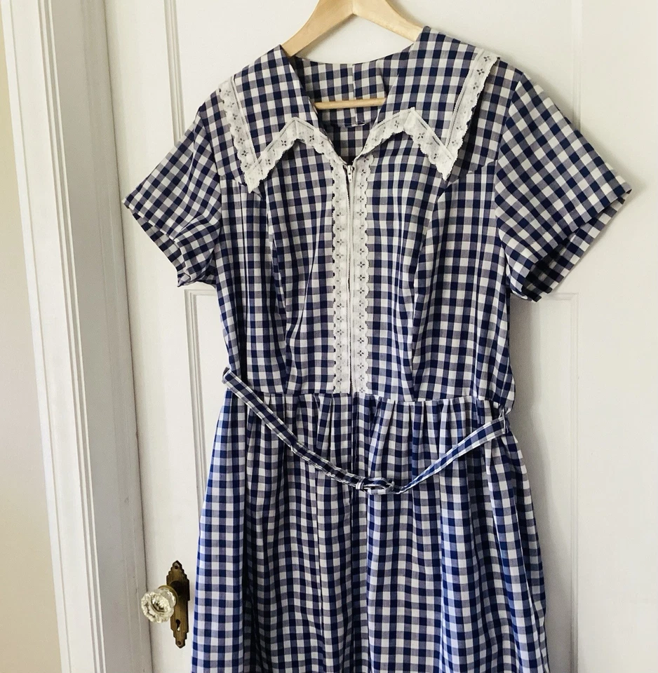 Vestido de guinga vintage hecho a mano azul blanco encaje cuello cremallera frontal cinturón algodón Foto 3 de 4