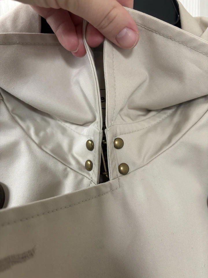 Gabardina para mujer L.L.Bean beige doble botonadura con cinturón mediana Foto 4 de 4