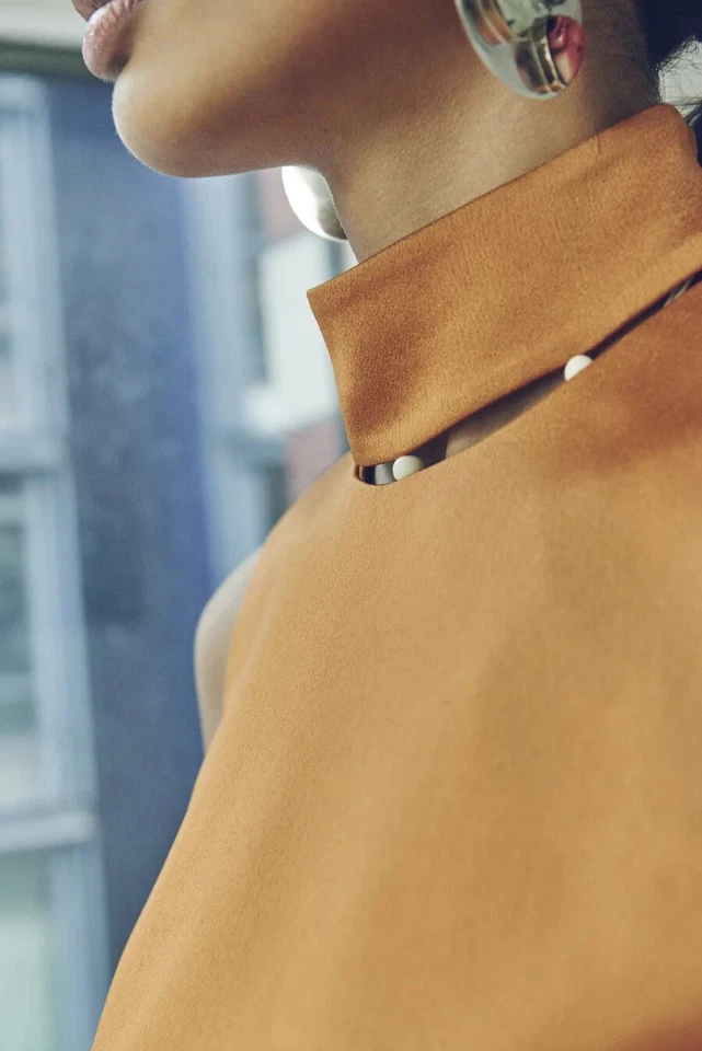 Vestido EDUN recortado de cetim líquido 2 âmbar laranja frisado gola alta feito nos EUA - Imagem 2 de 4