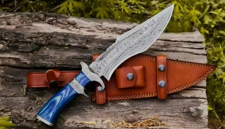 Cuchillo Bowie Hecho a Mano con Hoja de Acero Damasco con Mango de Madera Pakka Foto 3 de 4