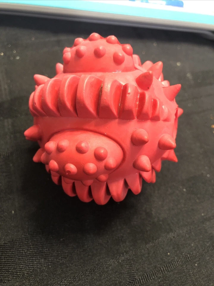 Petmate Dogzilla Knobby Treat Ball 3” - Rojo - Usado Foto 3 de 4