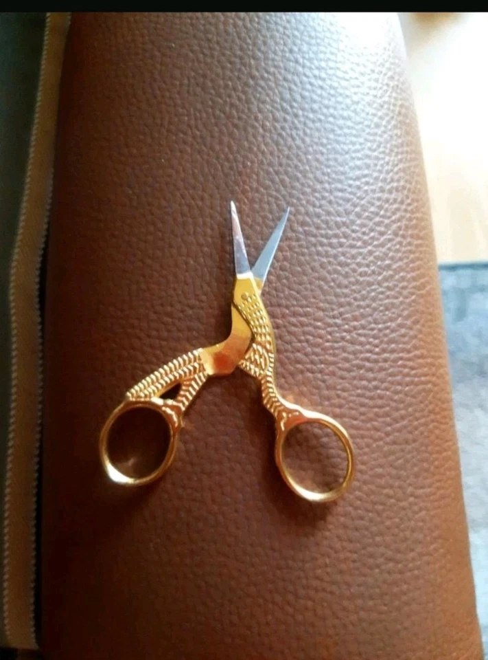 kleine Stickschere spitze Schere Griff goldfarbig Ca. 9,5 cm unbenutzt - Bild 2 von 2