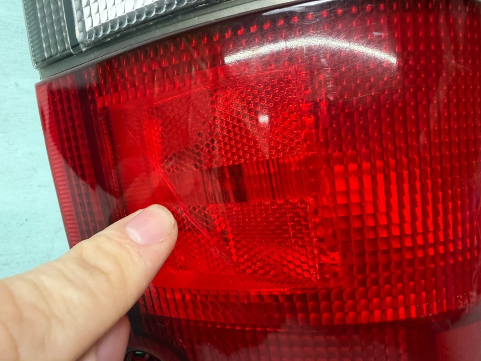 LEER 92-99 Isuzu Trooper Conductor Izquierdo LH Luz Trasera Lámpara Lente Foto 2 de 4