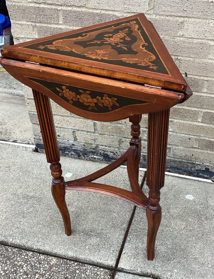 Antigua mesa auxiliar eduardiana con incrustaciones de hojas caoba Foto 4 de 4