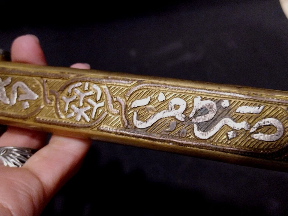 Bolígrafo otomano trasero antiguo de latón y estuche de tintero grabado con incrustaciones plateadas  Foto 3 de 4