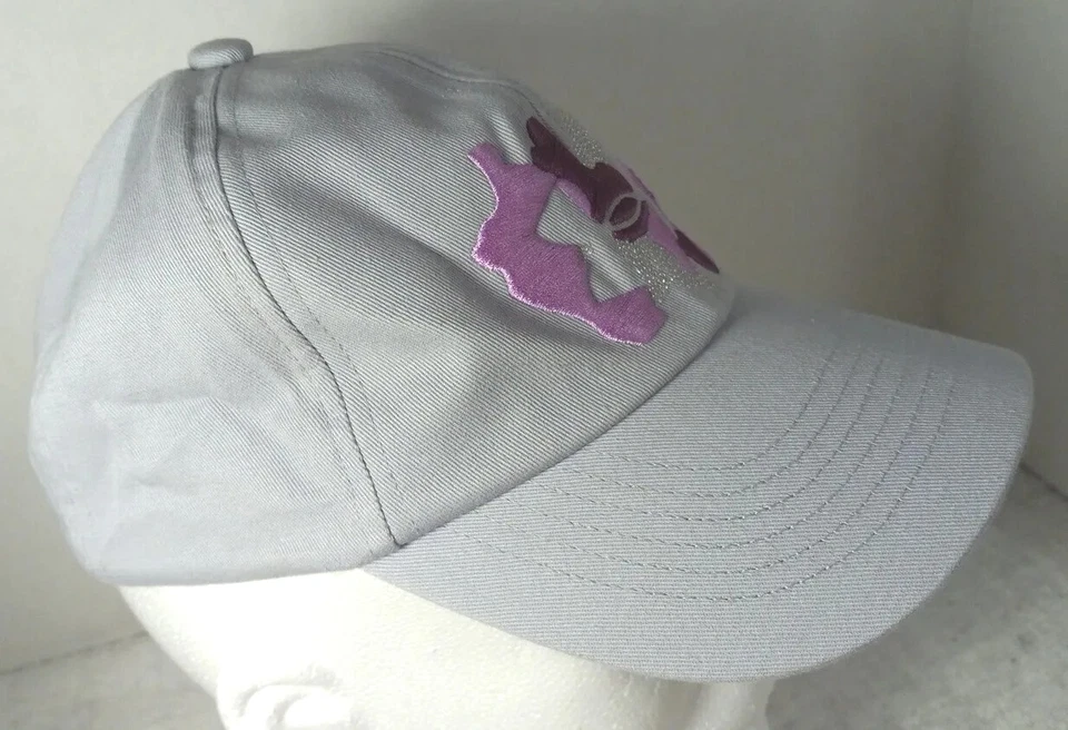 Sombrero Under Armour Niñas UA Free Fit Gris Con Bordado Púrpura Foto 3 de 4