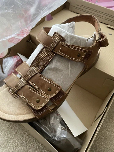 Sandali Clarks April Cove 6 5 W pelle marrone scuro accento oro. Nuovo con scatola