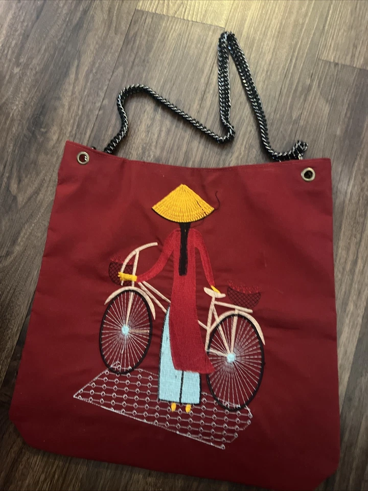 Bolso estilo tote rojo.  Dama vietnamita con bicicleta Foto 2 de 4