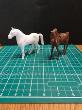 LOT OF 2 WHITE AND BROWN PLASTIC HORSES VINTAGE  NO BRAND