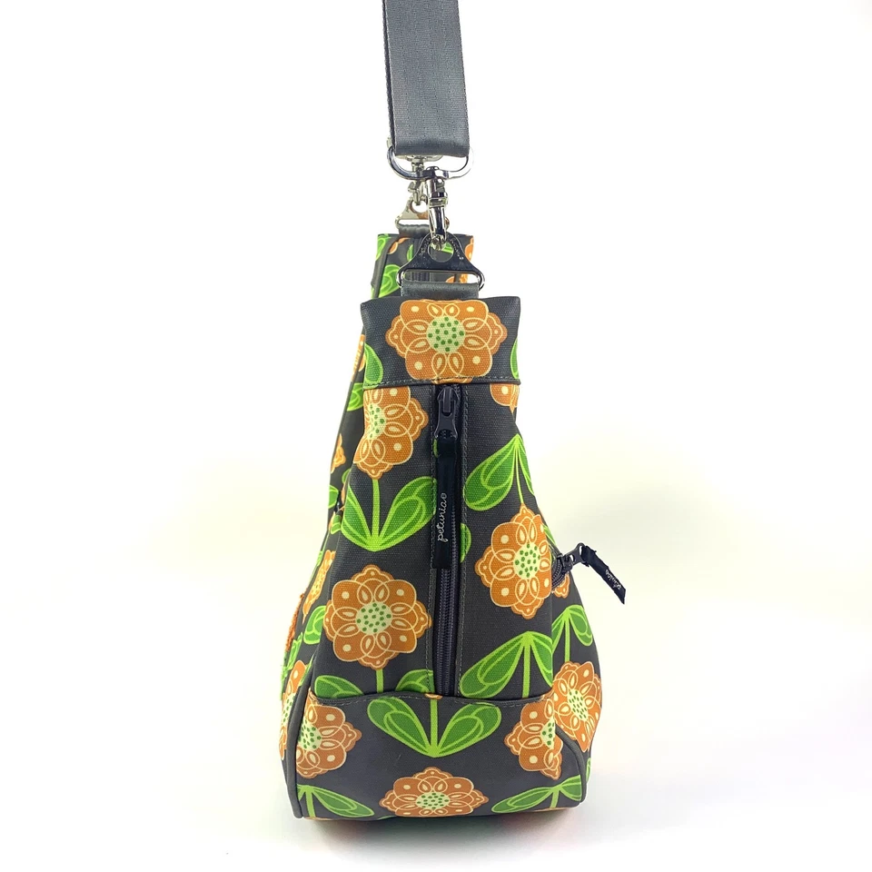 Bolsa de pañales de turismo con parte inferior de pepinillo de petunia Santiago Sunset Sling Hobo Tote Pad VER Foto 3 de 4