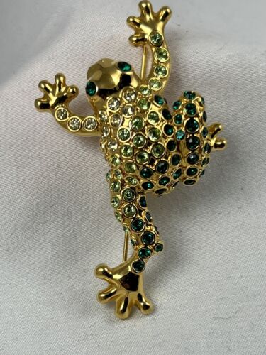 Pin  Brooch  Monet Climbing Frog Green Crystal Rhinestones Gold Plate  Signed - Picture 1 of 5