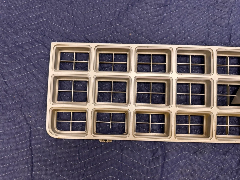 1977-1980 Chevrolet C/K 10 Blazer K5 Scottsdale grade dianteira 14007544 fabricante de equipamento original #4704E - Imagem 2 de 4