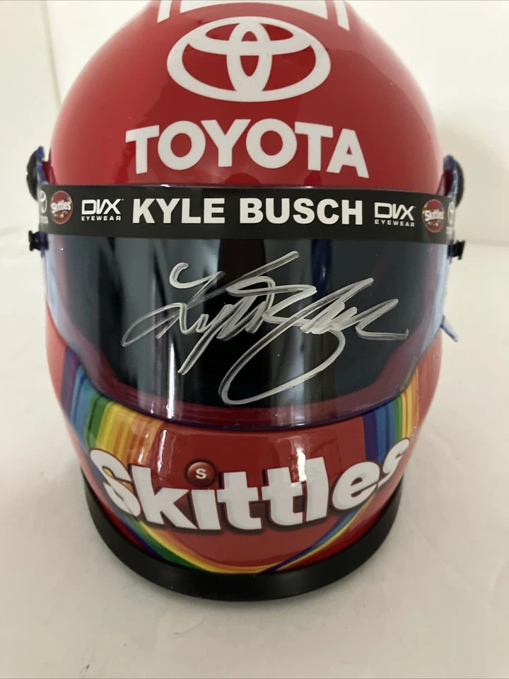 Mini casco firmado por Kyle Busch Skittles certificado de autenticidad Foto 2 de 4