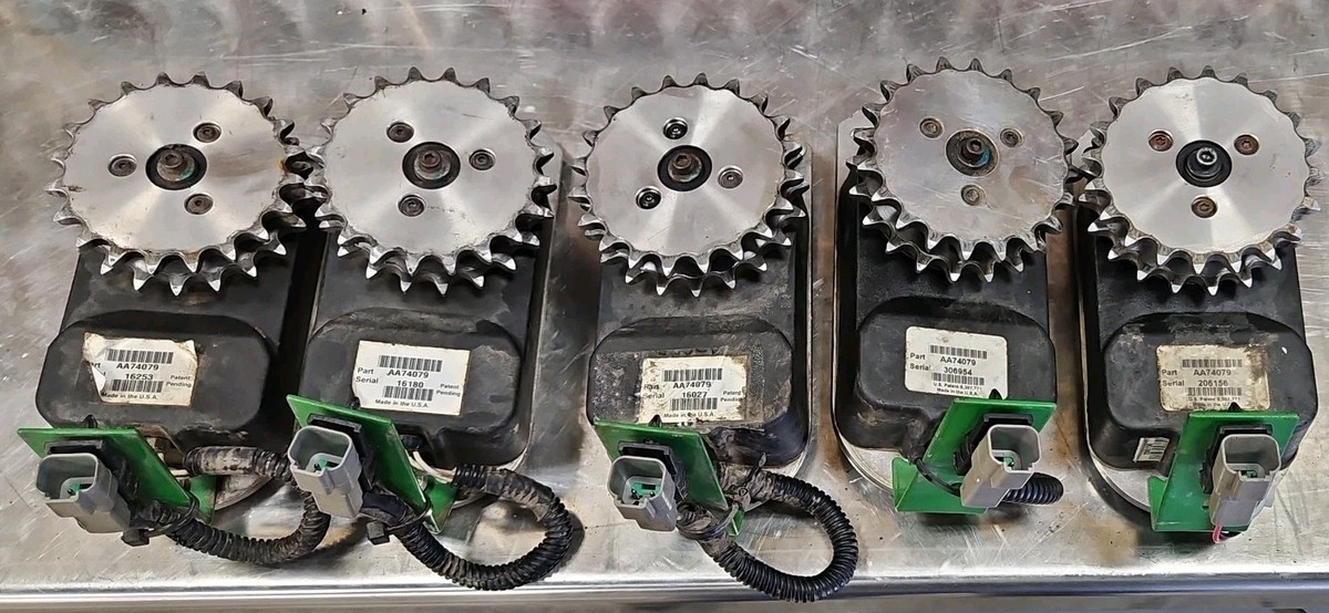 クローバーです。 John Deere OEM AA74079 row command electric chain clutch 1760