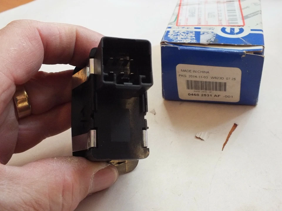 Genuine Mopar Electric window switch fits a Chrysler Voyager + 04602531AF F12 - Image 2 of 4