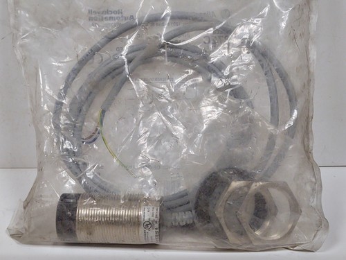 Allen-Bradley 872C-A15C30-A2 Inductive Proximity Sensor - Picture 2 of 3